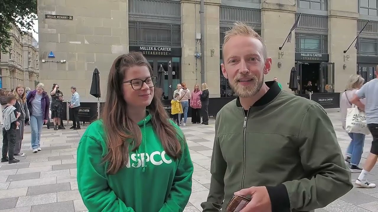 Rock Choir Flash Mob Cardiff - Green Green Grass