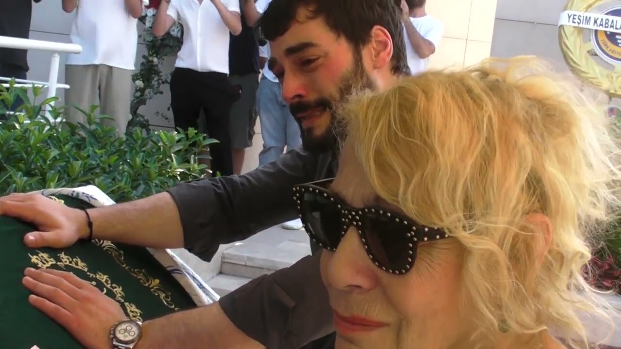 AKIN AKINÖZÜ ANNESİNİN TABUTUNA SARILARAK GÖZYAŞLARINA BOĞULDU