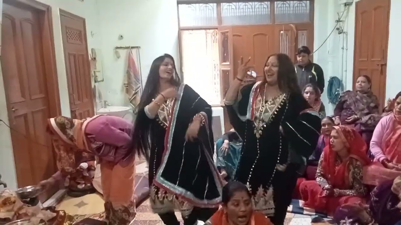 दो जुड़वा बहनों ने लगाई सुंदर हाजिरी श्रीराधे