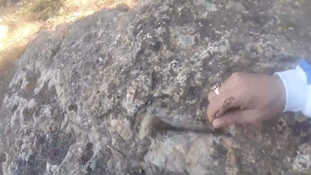وجدت قبر صخري وعليه اشارة مستطيل هلنستي التحليل a rock tomb with a Hellenistic rectangula. Analysis.