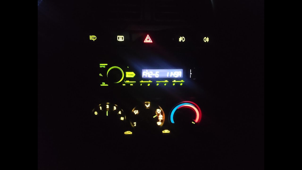 Hyundai Accent 2. Замена ламп в центральной консоли. (БУП)