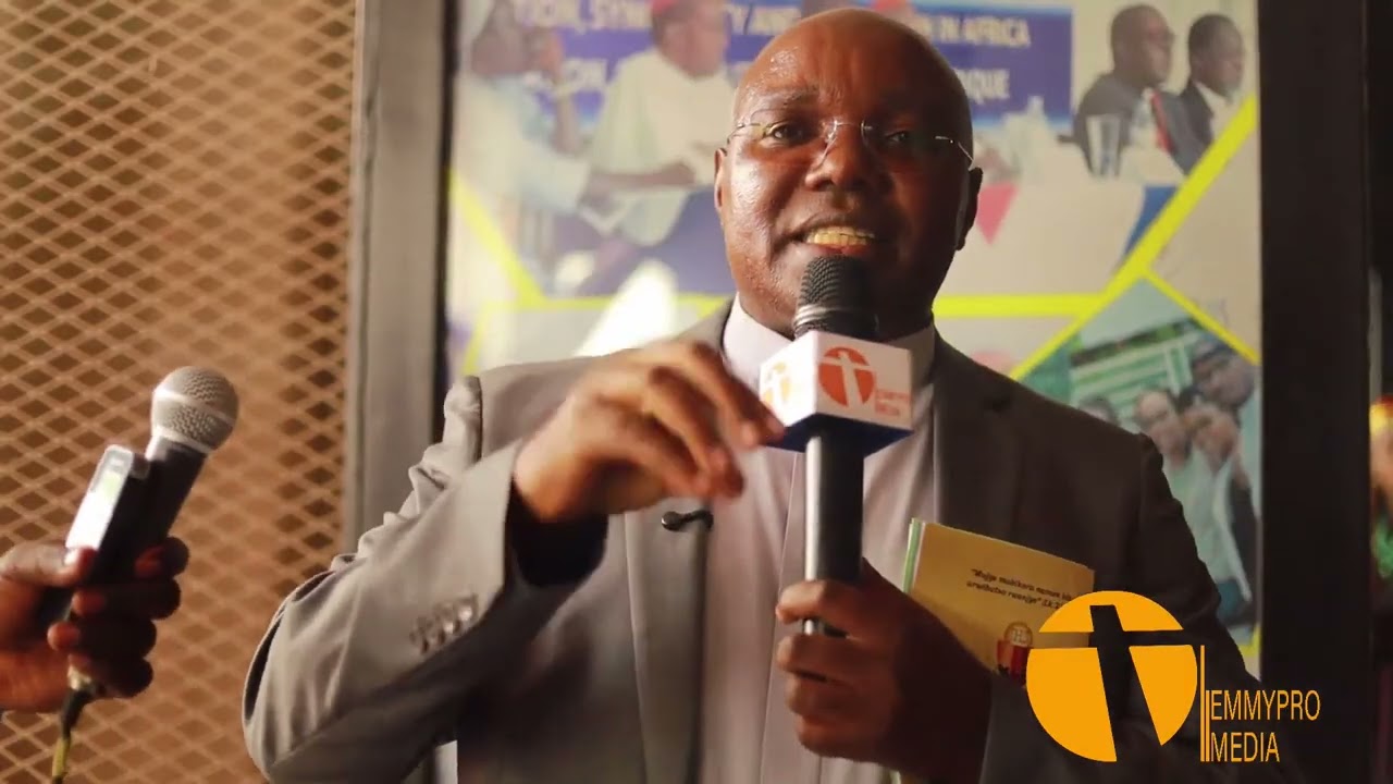HARI ABANTU HAHIMBA INDIRIMBO ZAMBAYE UBUSA : PADIRI MWITEGERE THEODOSE