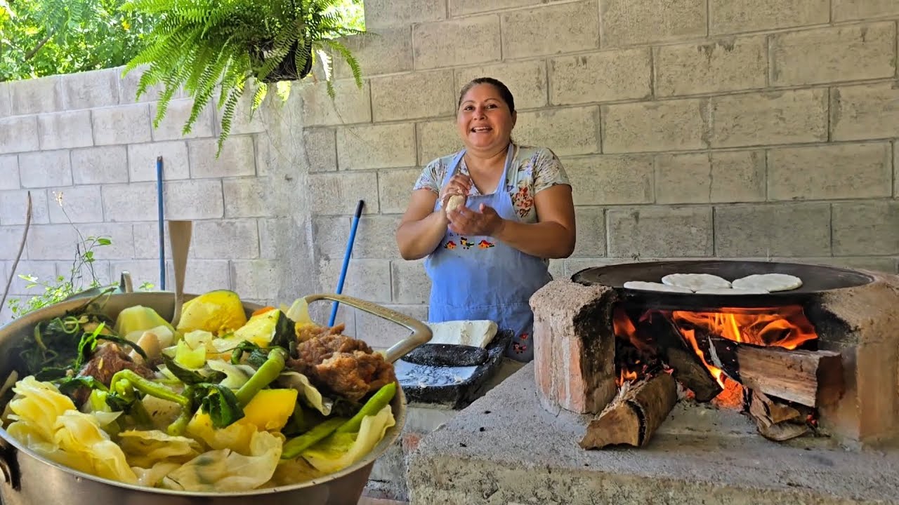 COCINÉ una deliciosa SOPA de RES en mi FOGON de leña, invitamos a nuestro AMIGO Chepe. 