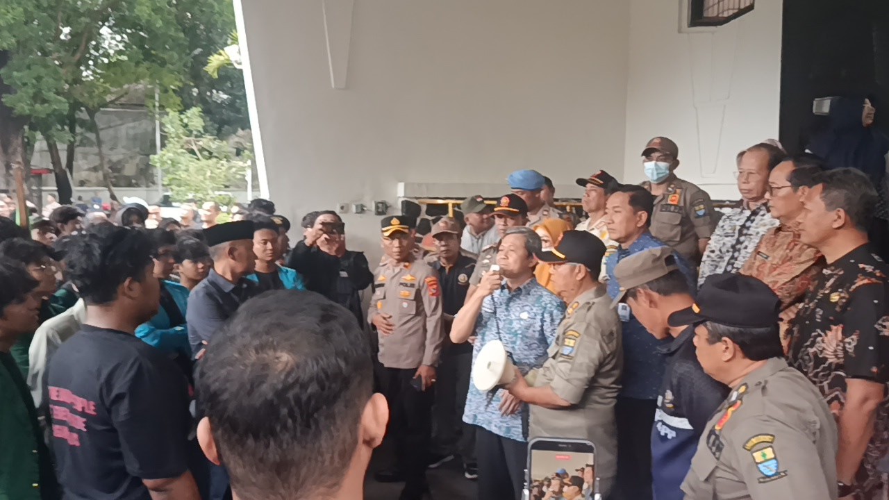 🔴 LIVE - Mahasiswa Unjuk Rasa di Depan Balai Kota Cirebon, Kritik 1 Tahun Kepimpinan Edo-Farida