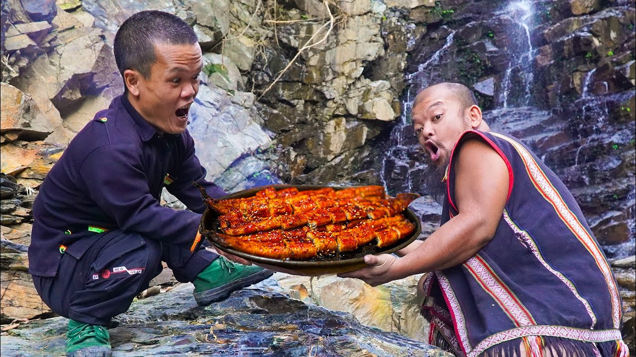 Family Discovers Primitive Dwarfs Cooking Eel Porridge in the Forest | Unexpected Tribal Encounter