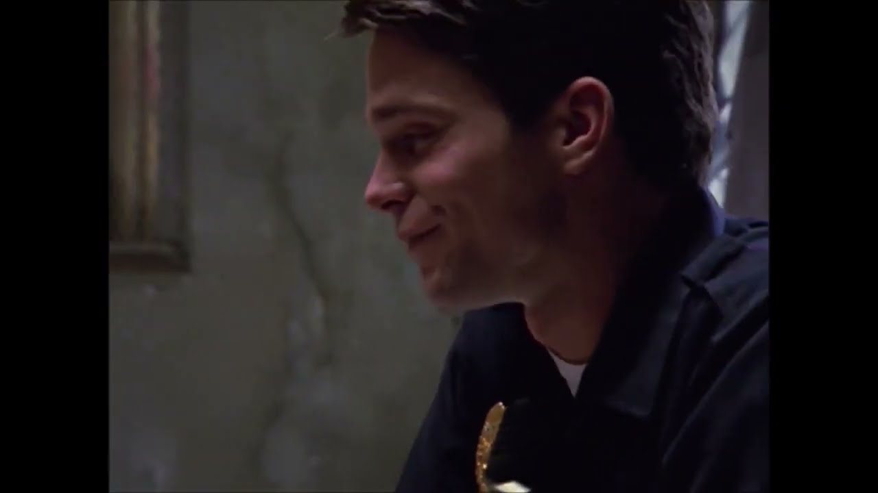 Vic interrogates Officer Lou