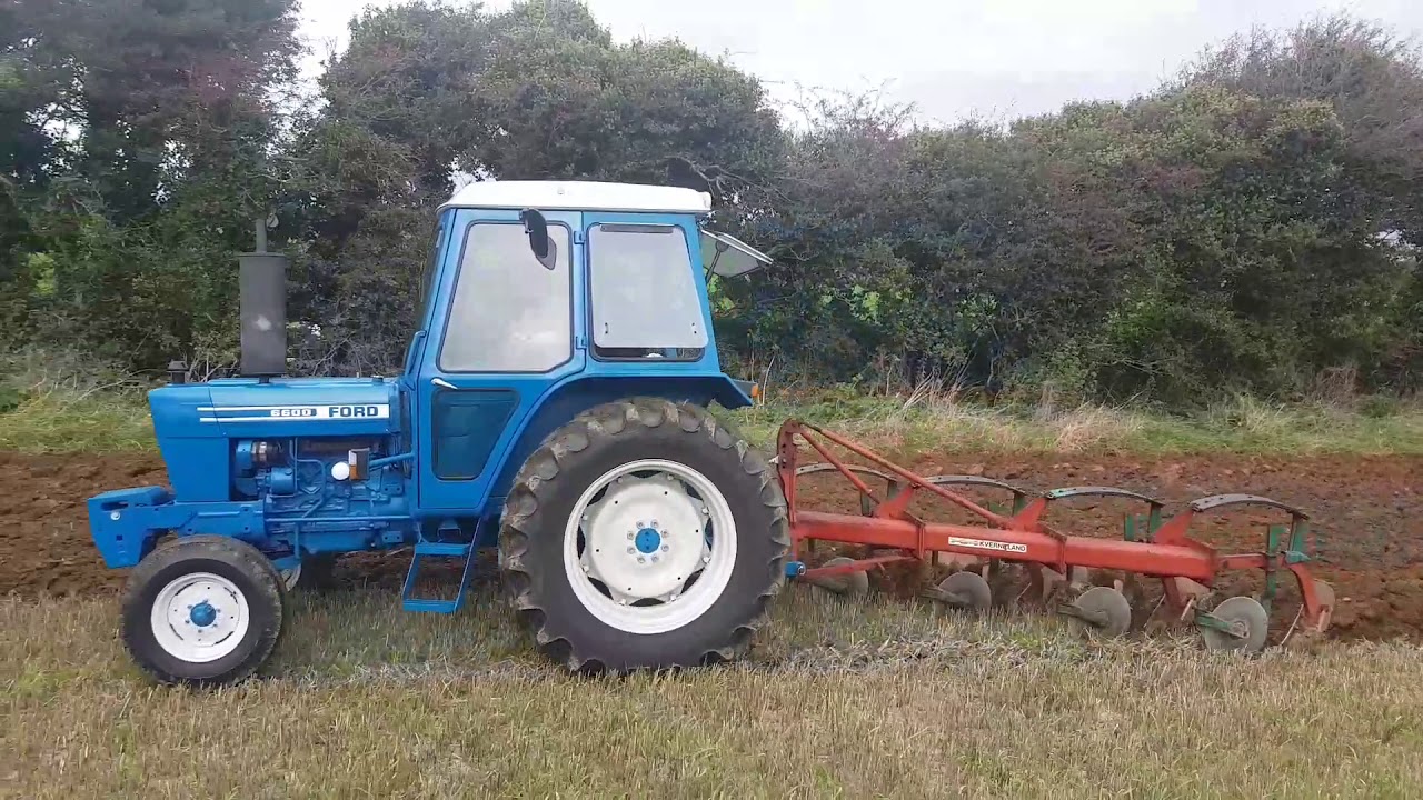 Ford 6600 ploughing