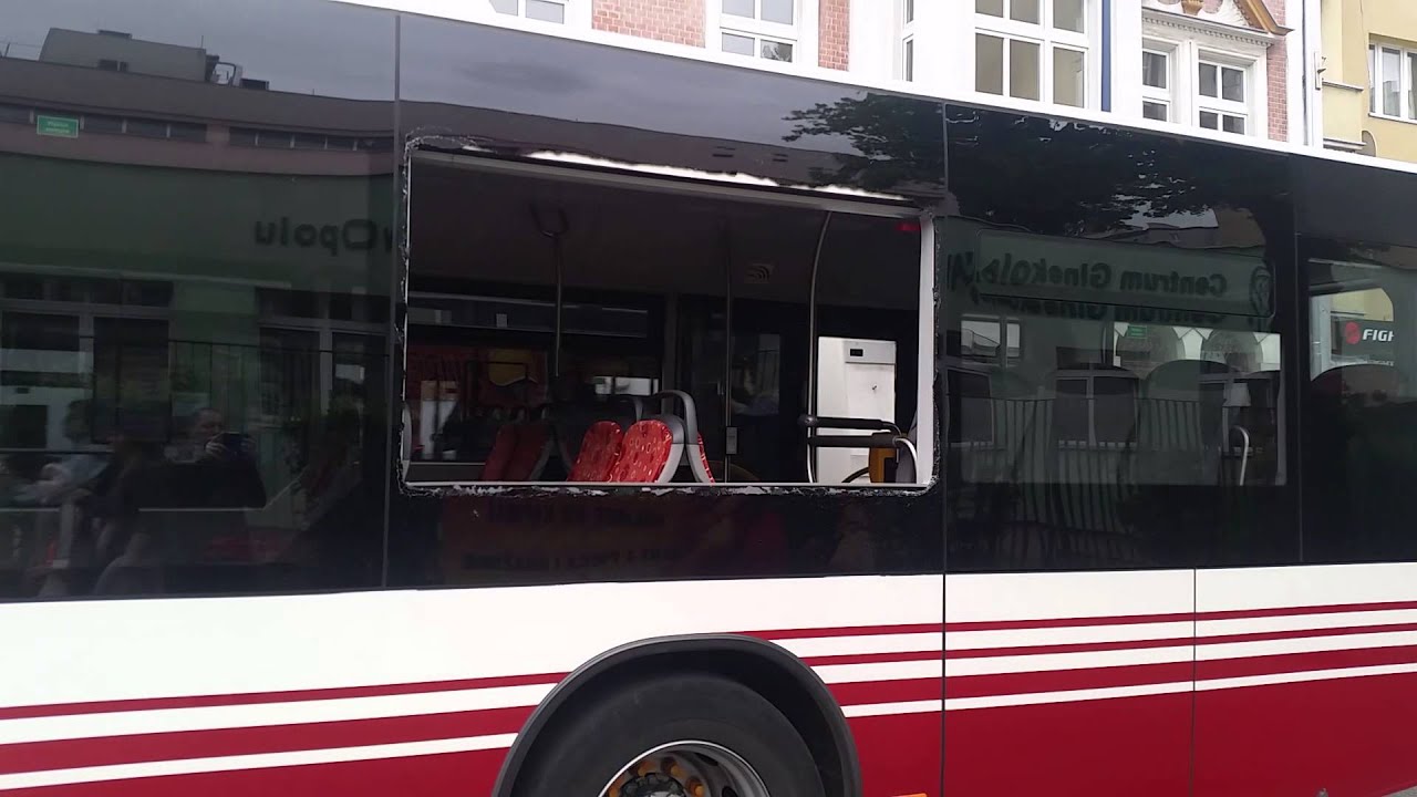 Rozbita  szyba w autobusie MZK w Opolu