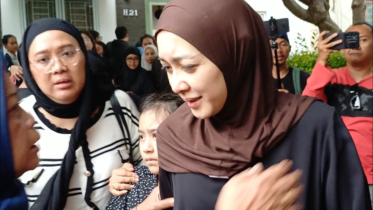 Mata Sembap Istri Gary Iskak Antar untuk Dishalatkan