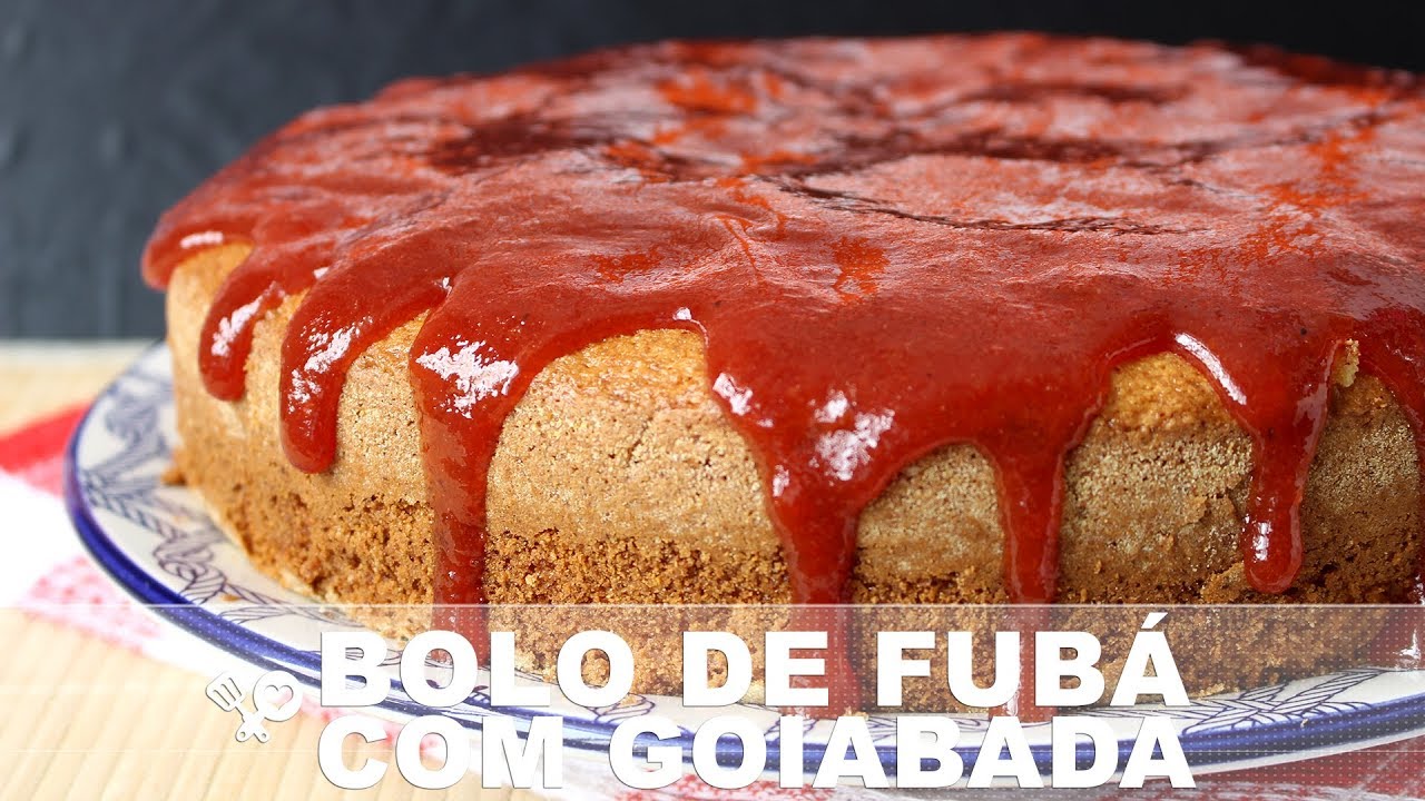 Bolo de fub&aacute; com coco e cobertura de goiabada
