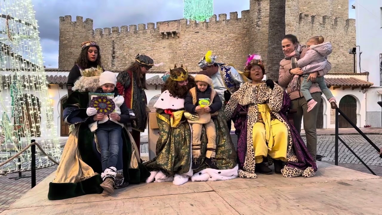 Los Reyes Magos entregan regalos a los niños de Lopera. 2024.