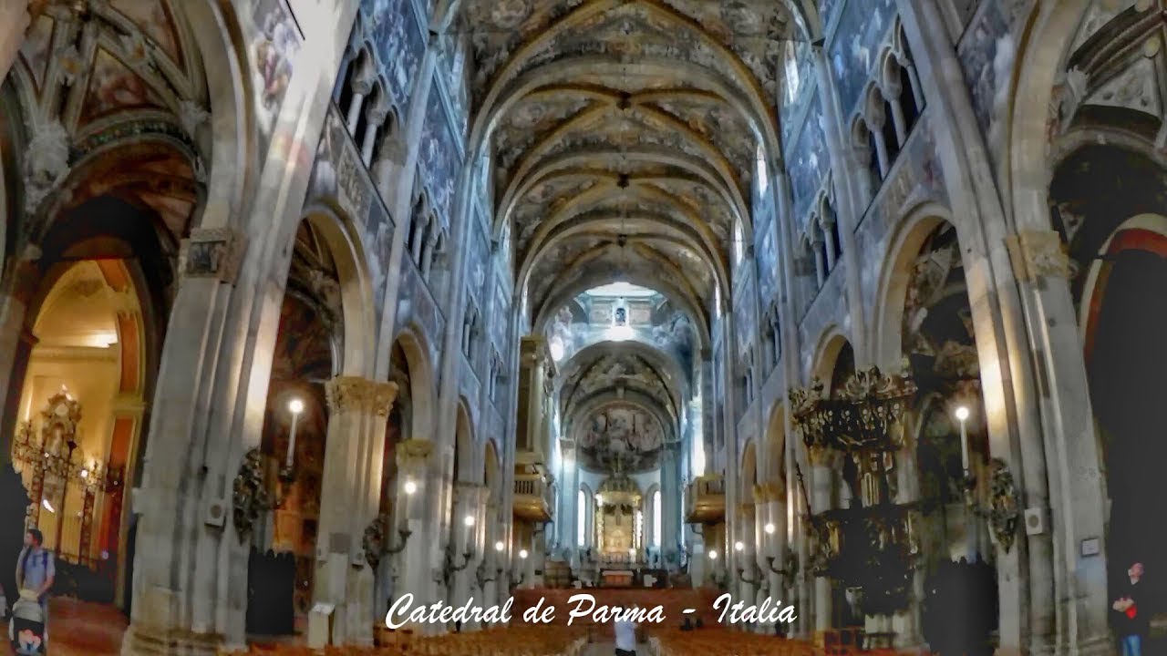 Interior de la Catedral de Parma. (Italia).