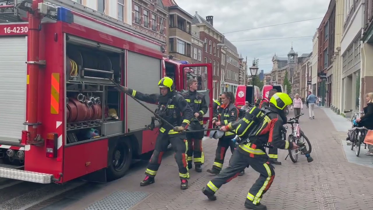 Brand Maarsmansteeg, aankomst brandweer