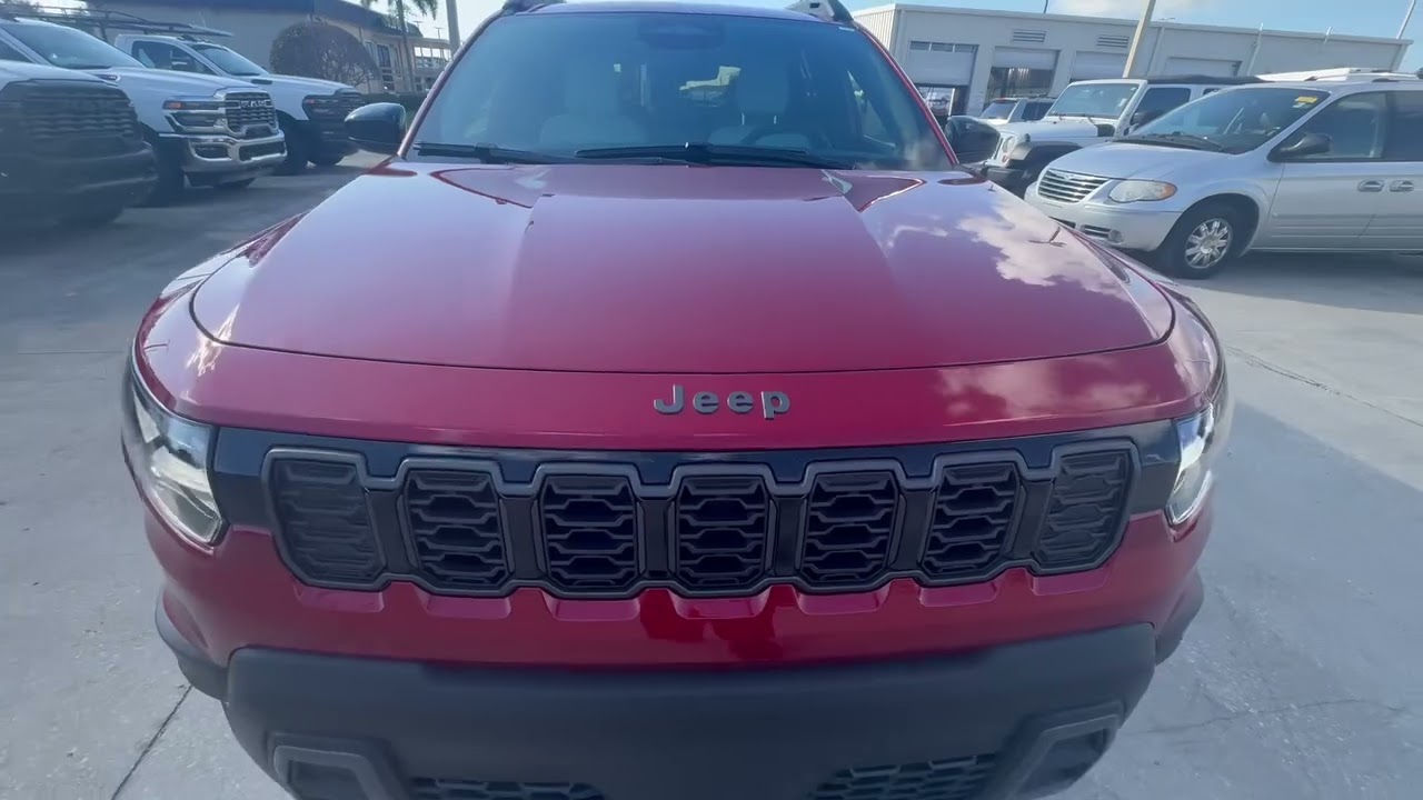 Полный обзор интерьера и экстерьера гибридного Jeep Cherokee Laredo 2026 года.