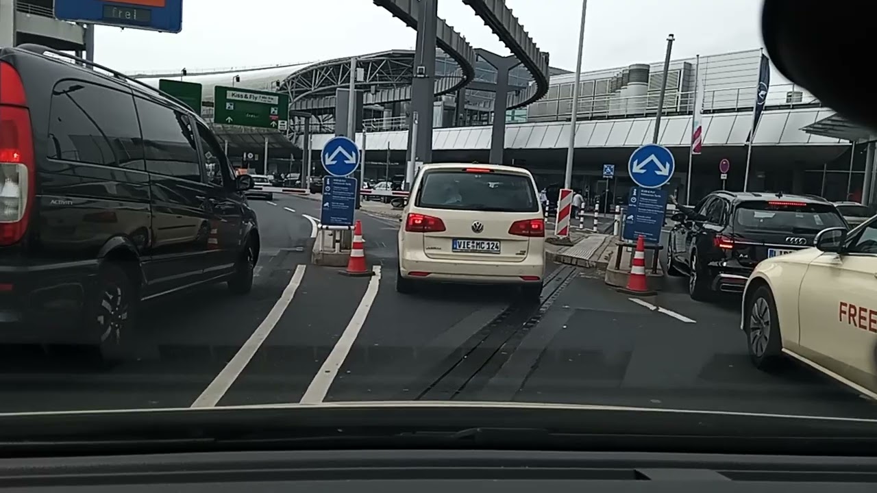 Düsseldorf Flughafen Anfahrt zum Abflugterminal von der Tankstelle am Flughafen 20.05.23