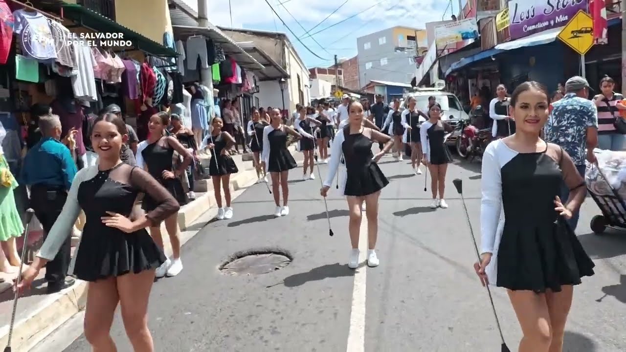 Cachiporristas Encantadoras en Desfile Espectacular