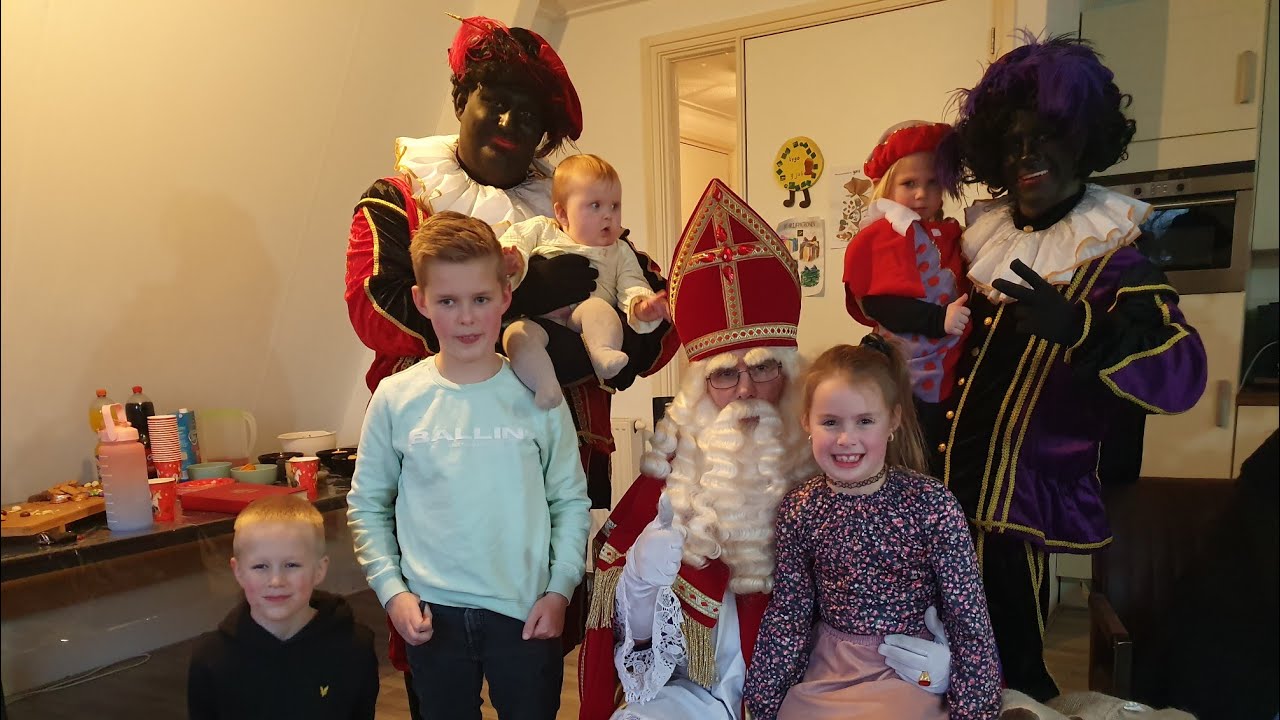 PAKJES AVOND VIEREN MET HEEL VEEL CADEAU'S EN LEKKERE HAPJES! SINTERKLAAS EN ZIJN PIETEN KOMEN LANGS