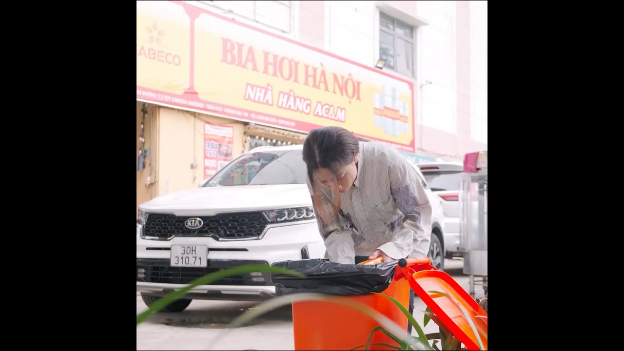 Vợ chủ tịch ăn cơm trong th&ugrave;ng r&aacute;c