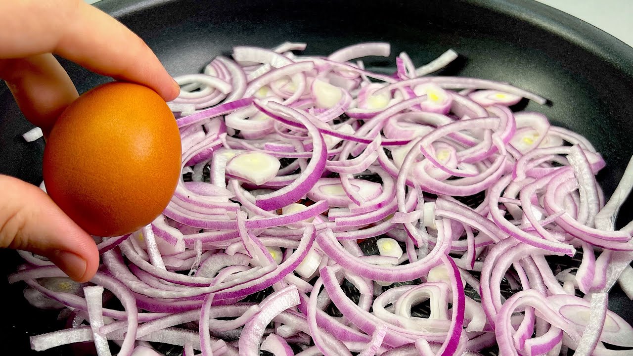 Просто добавьте яйца к красному луку! Новый дешевый и сытный рецепт!