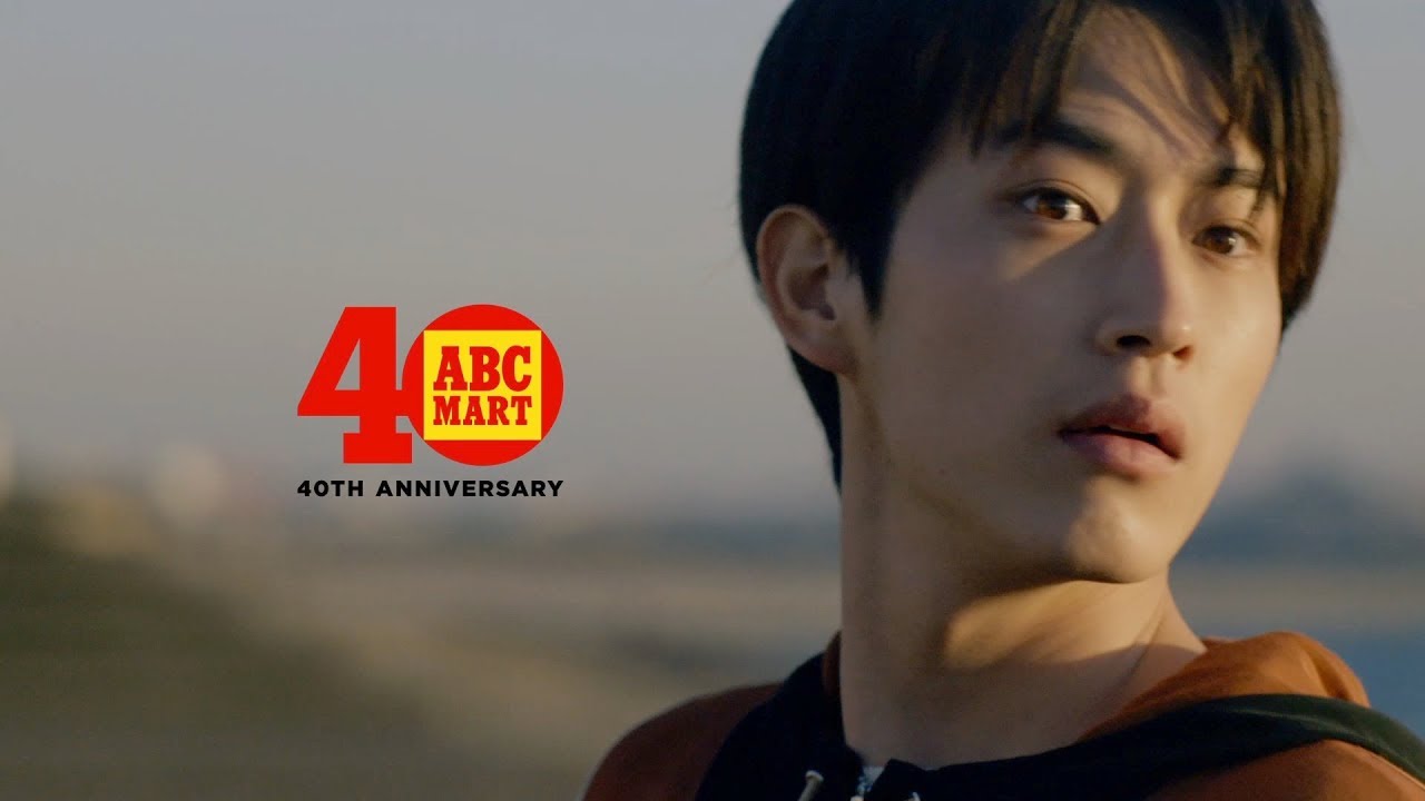 杉野遥亮、アイドルに会うために猛ダッシュするオタクを熱演　ABC-MART『ASICS GEL-QUANTUM 90』新TV-CM