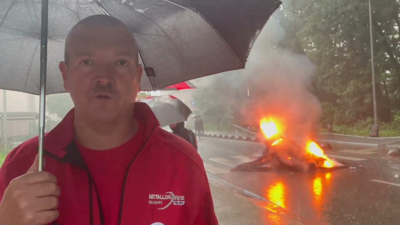 Audi Brussels : quatre pneus imbriqués à l'image du logo Audi en feu devant l'usine