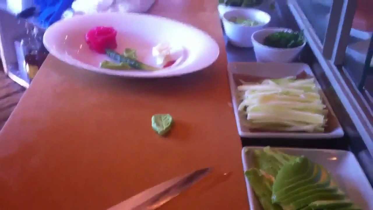 como hacer una flor  de sushi
