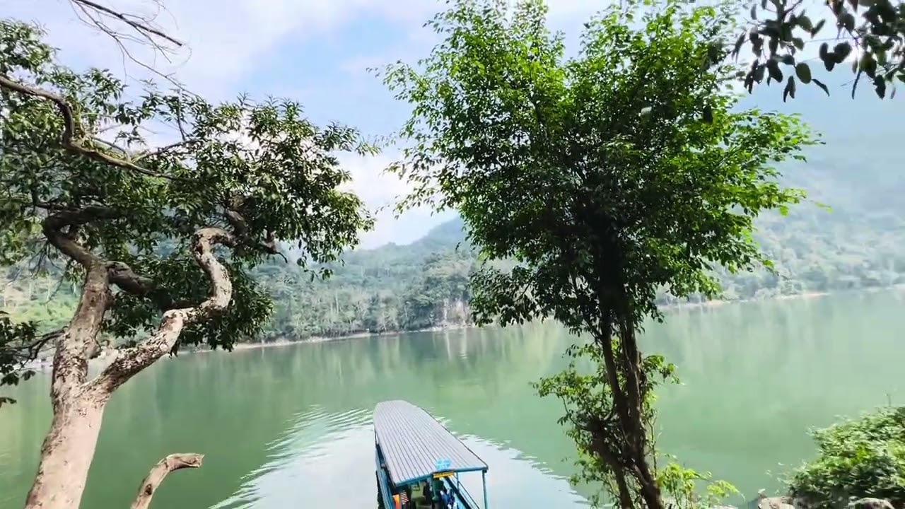 Nghe nhạc giữa lòng hồ ba bể#viralvideo #travel 