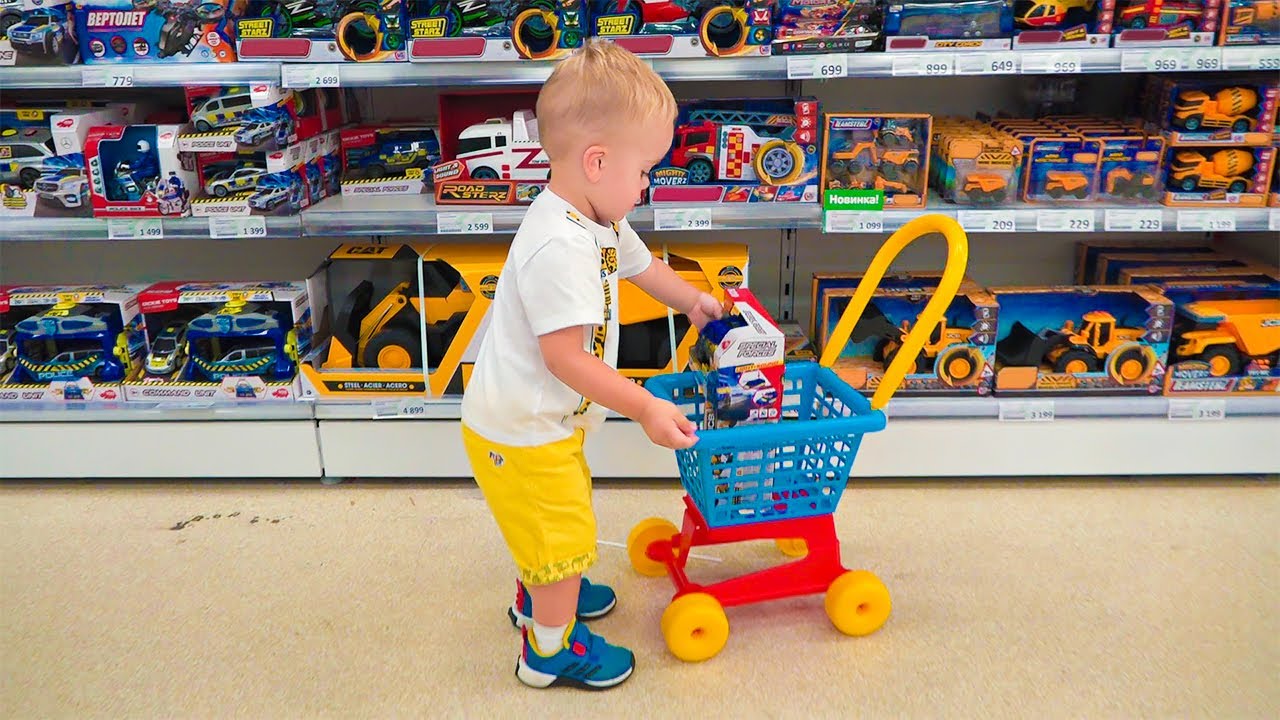 Chris und Mama beim Einkaufen im Spielzeugladen