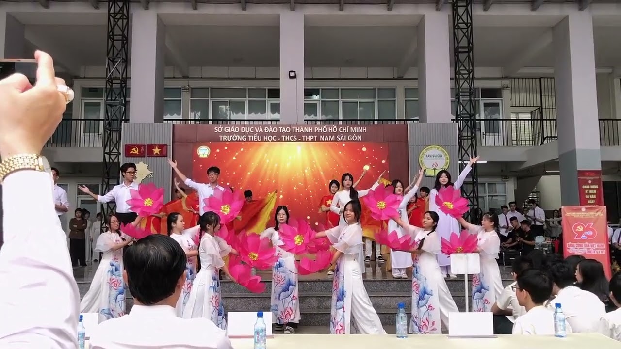 Tiết mục văn nghệ của thầy cô, học sinh tại Lễ kỷ niệm 96 năm Ngày thành lập Đảng Cộng Sản Việt Nam