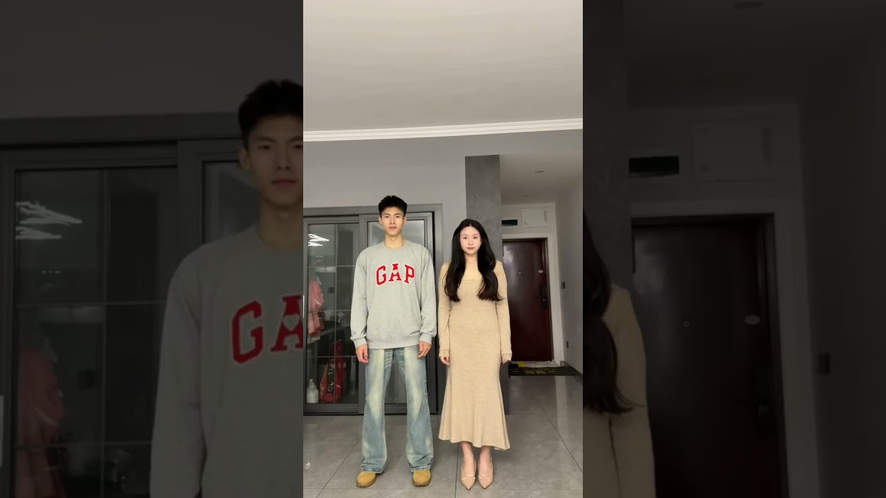 情侣交换衣服，笑到停不下来，发送感谢前半小时