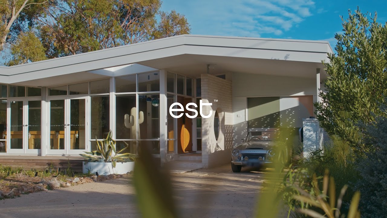 Внутри прибрежного дома середины века, вдохновлённого его природным окружением