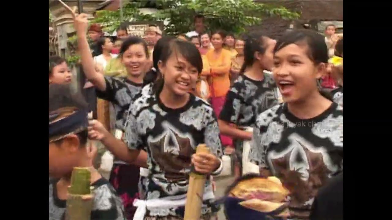 Pawai ogoh-ogoh Desa Pekraman Bitera Tahun 2008 part II
