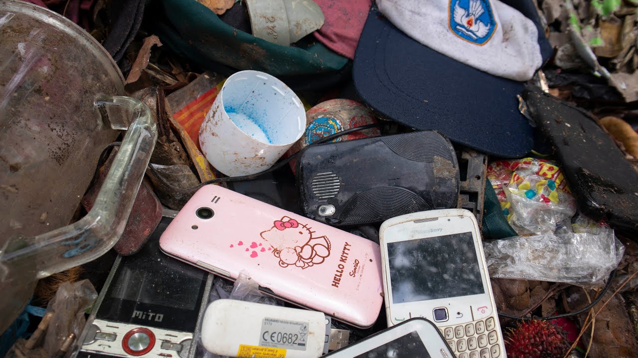 Looking for an old phone in the trash || Restoration Hello Kitty old touch Phone