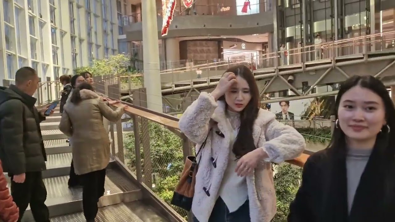 Printre mașini in mall...