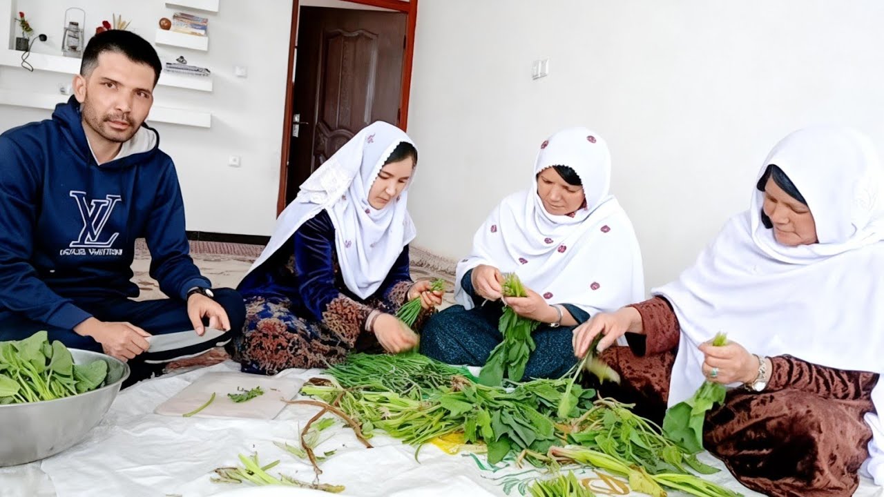 بلاخره موفق شدیم آبی تقی ره راضی کنیم تا دوبیتی هزاره گی بخوانه خدایی خوب خواند 