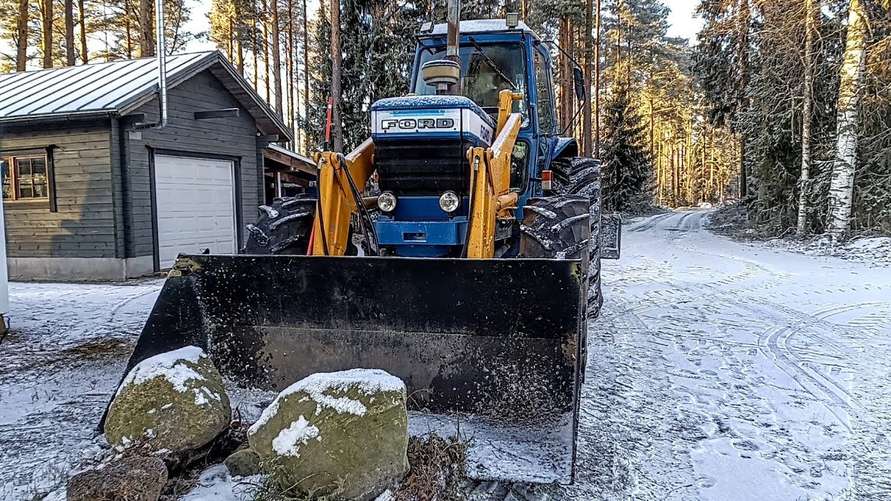 Удаление камней и грязи с помощью трактора Ford TW10 перед строительством дома