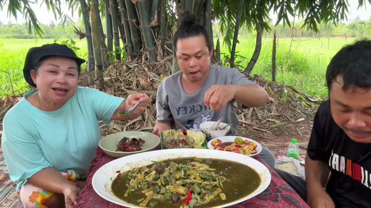 แกงหน่อไม้เครื่องแน่นๆส้มตำเผ็ดเมนูคู่กันที่อร่อยสุดๆกินได้ไม่มีเบื่อเมนูนี้