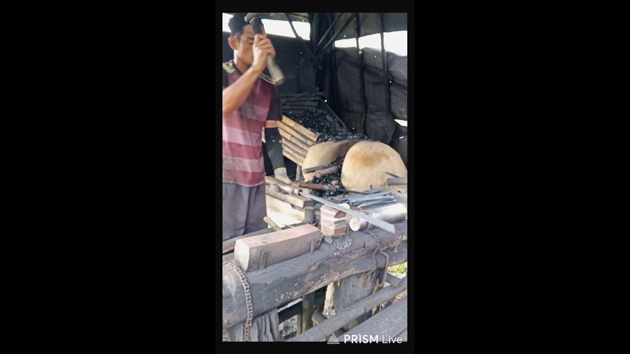 pandai besi tradisional membuat berbagai macam jenis alat pertanian