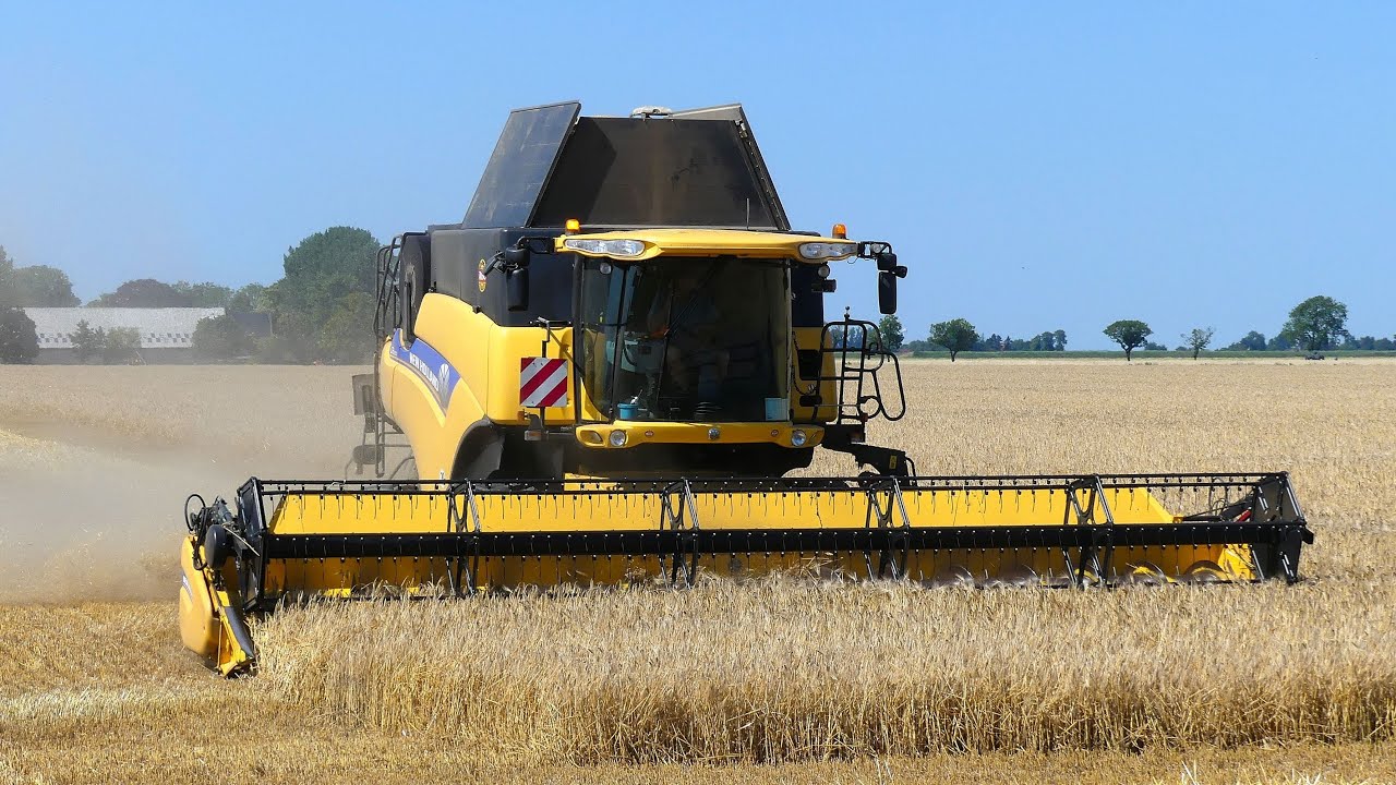 Wintergerst combinen met New Holland CR 9090. Wilko de B&ouml;hr Gbr. Landschaftspolder.