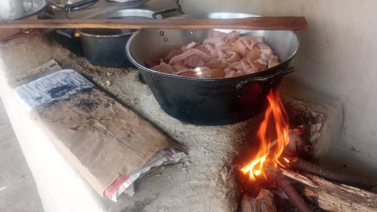 Fazendo torresmo em Minas Gerais 