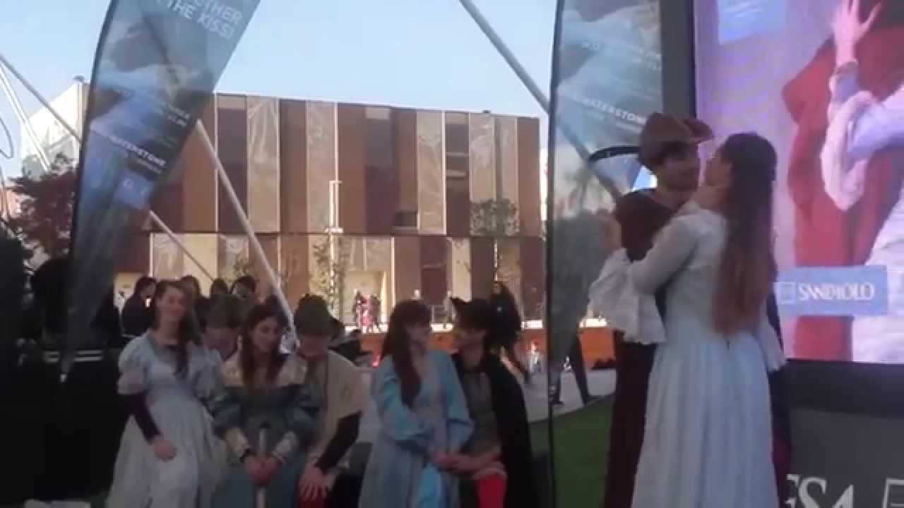 Immagini, il bacio di Hayez riprodotto “live” sul Decumano