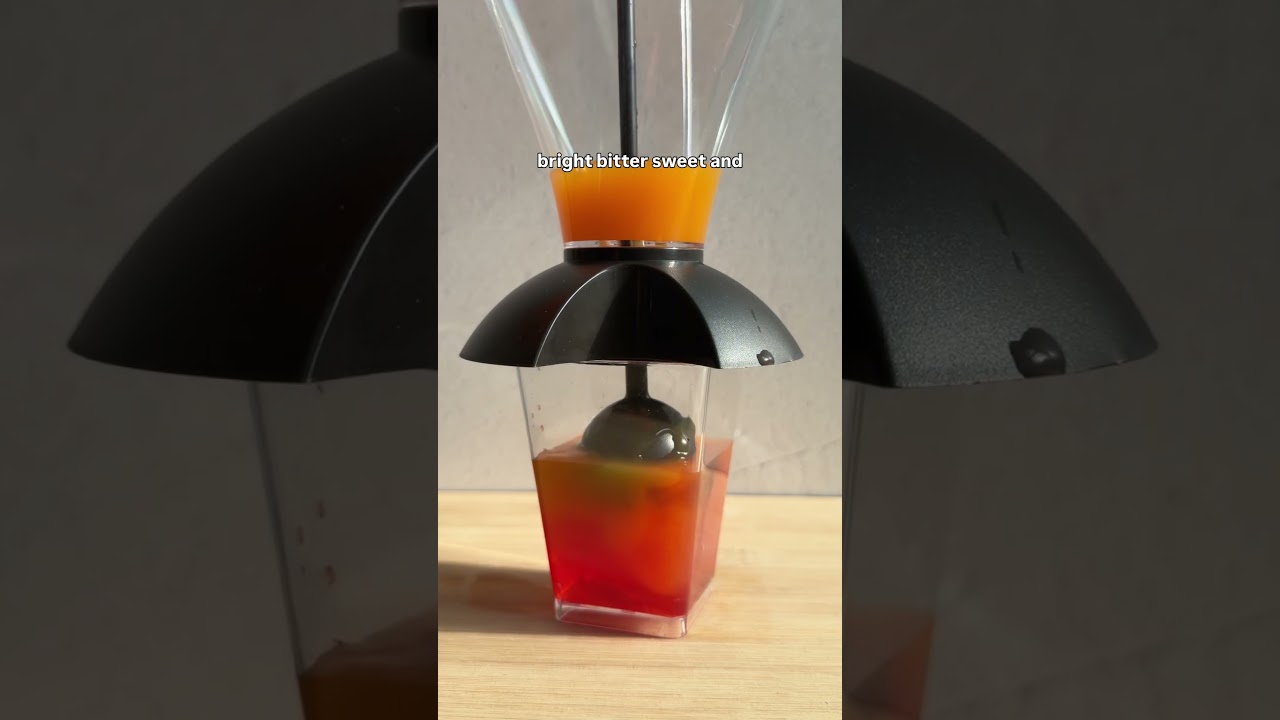 Коктейль &laquo;Peel & Pour&raquo;. Итальянский безалкогольный напиток на основе апельсинового сока, апельсин...