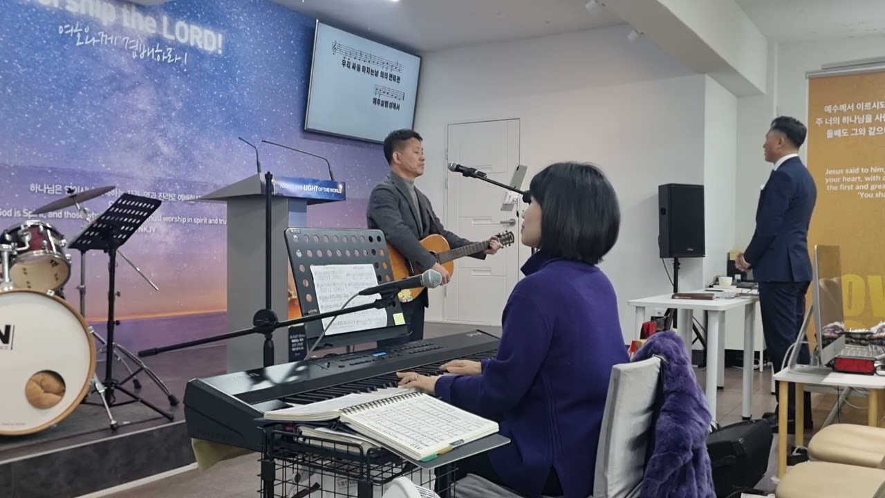 만유의 주제, 주와 같이 길가는 것 주께서 높은 보좌에 빛과 소금의 교회