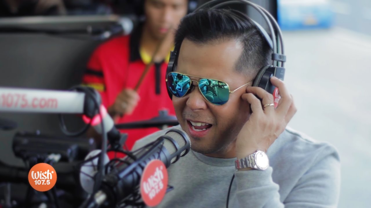 Dingdong Avanzado (feat. The Doorbells) performs 