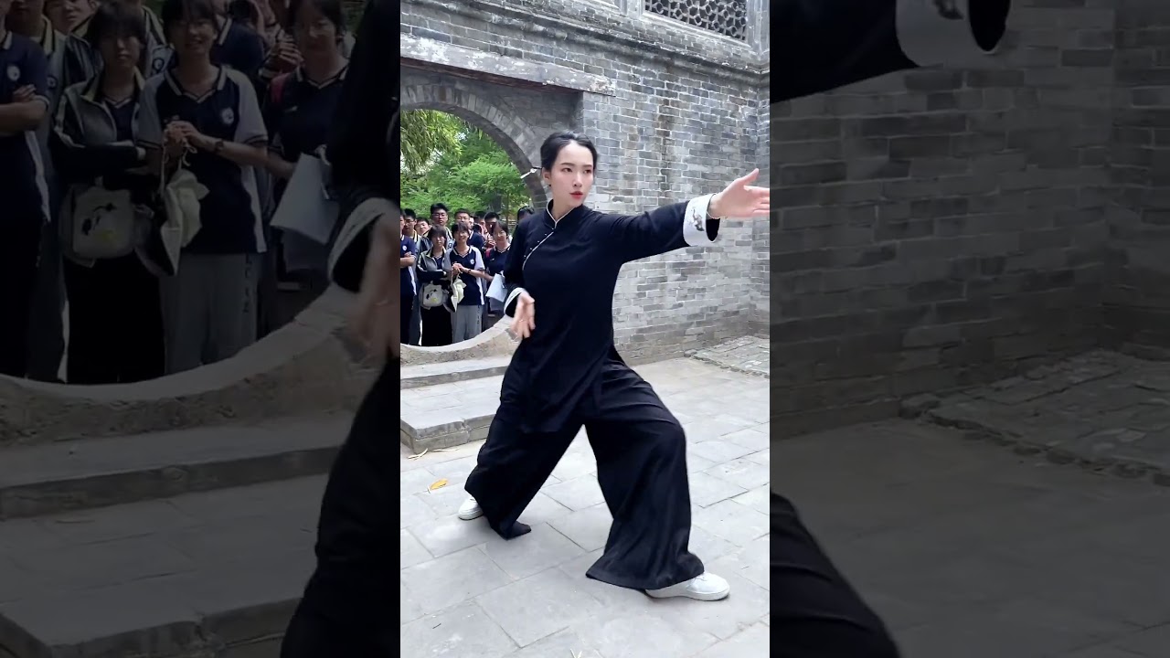 大型社死现场，练拳时不知道后面有一群学生在围观。#太极拳 #太极 #武术 #太极养生动起来 #社死