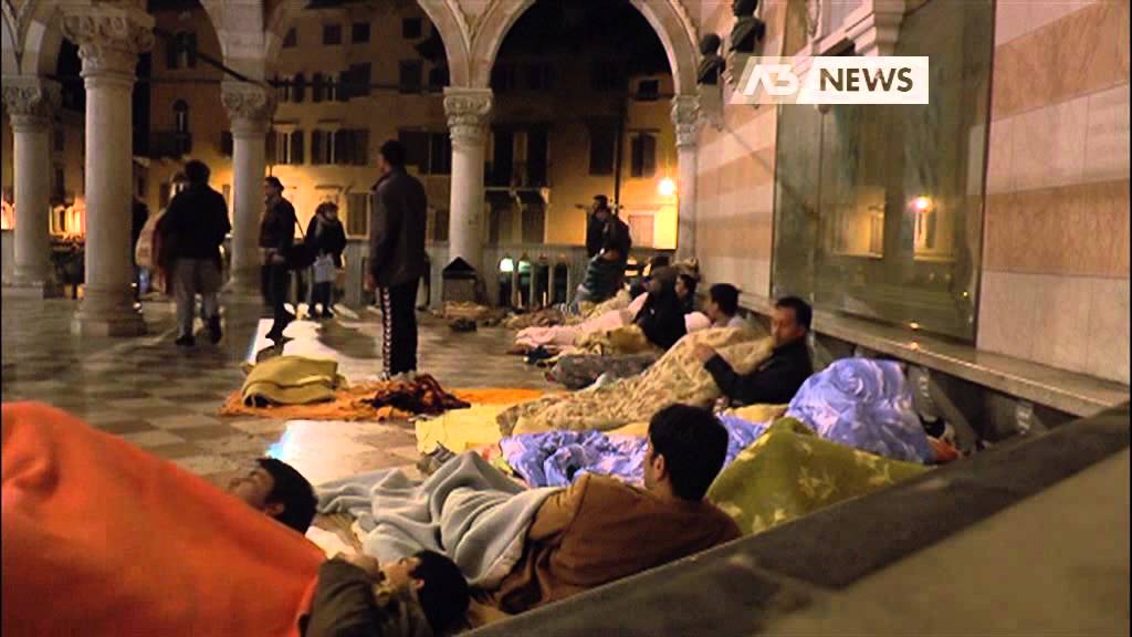 NIENTE ALLOGGIO, DORMONO SOTTO LA LOGGIA