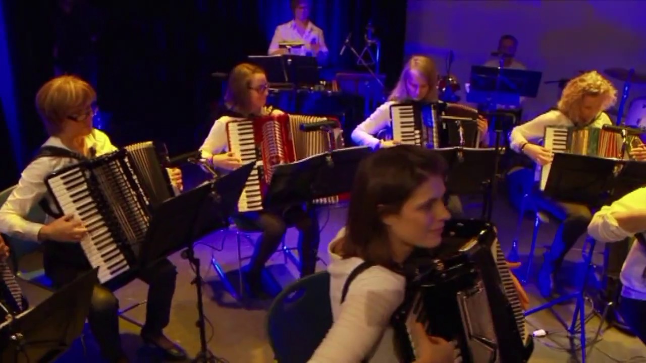 Music (John Miles) door accordeonorkest Dansende Vingers Meeuwen (B)