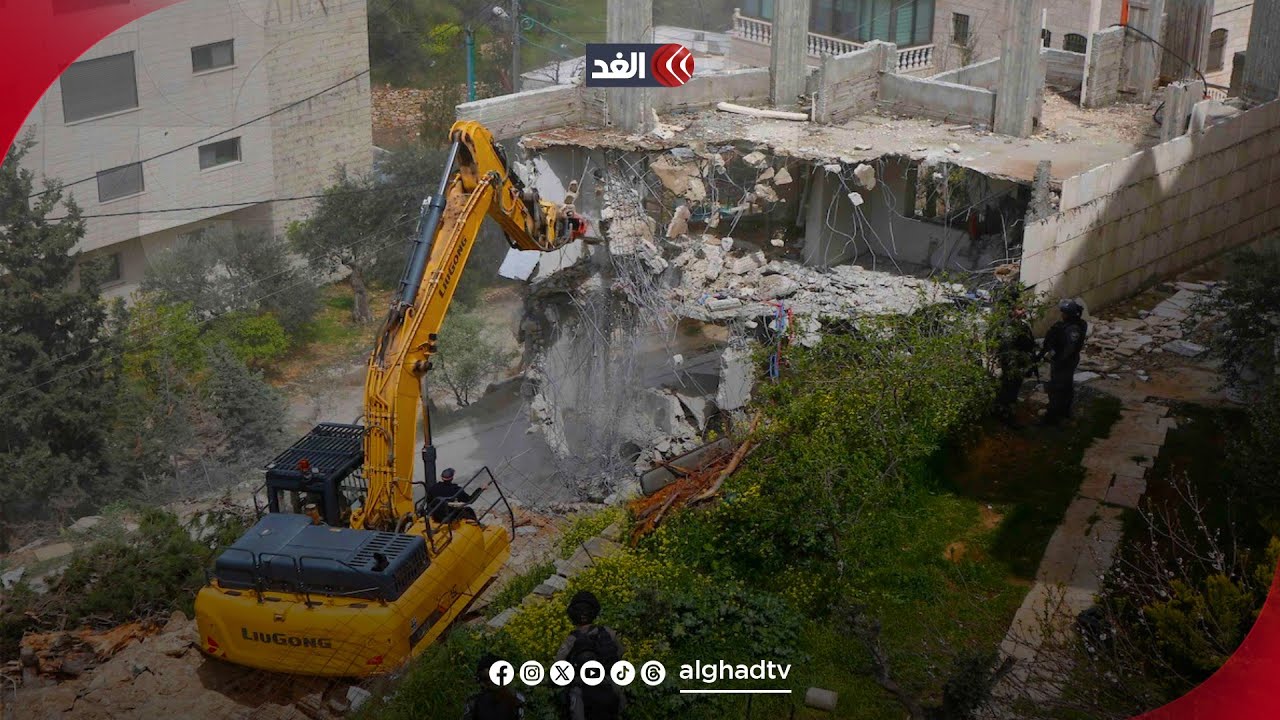 وسط حسرته وعجزه.. الجيش الإسرائيلي يهدم منزلا في قرية طورة غربي جنين أمام مالكه