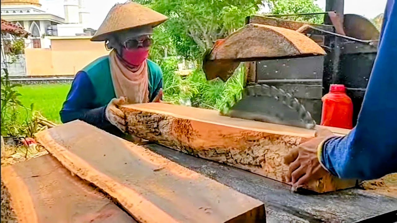 Merajang kayu jati pinggir jalan depan Warteg !!