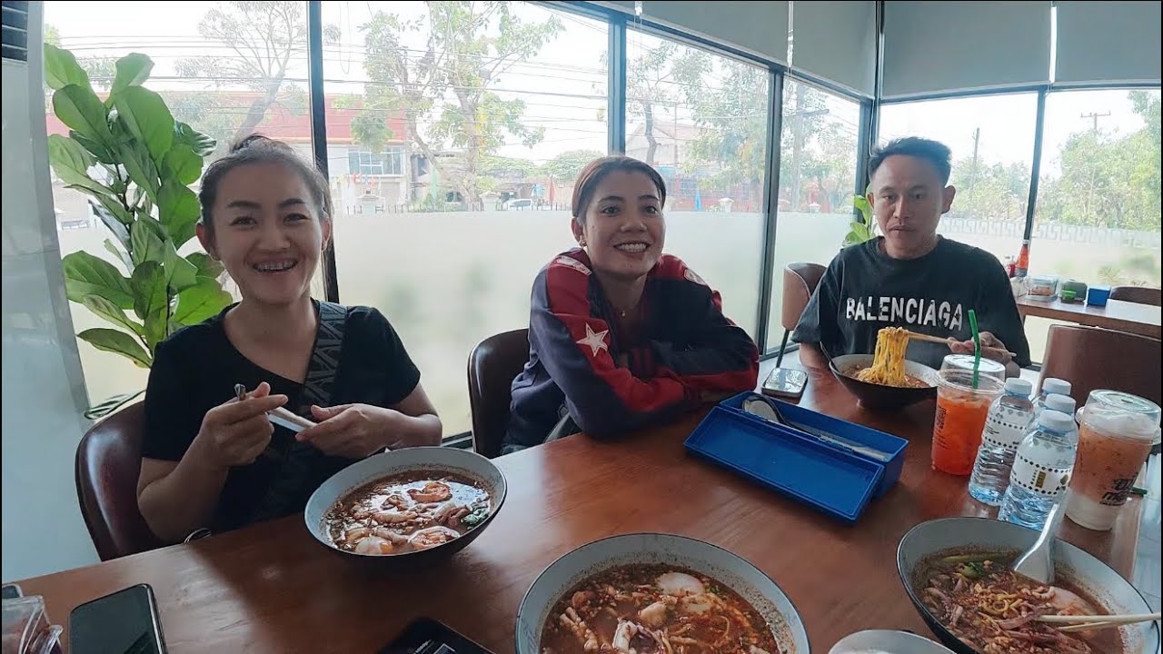 เลี้ยงข้าวพี่ชายที่พามาซื้อของ นั่งตากแอกินหมี่ต้มยำ|ລ້ຽງເຂົ້າອ້າຍກິນຫມີ່ຕົ້ມຍຳແຊບໆ